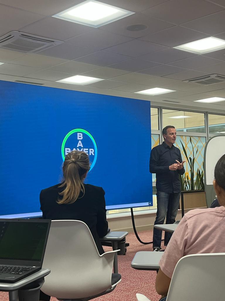 LaSalleBCN's tweet photo. 🎯¡Futuros líderes empresariales de La Salle-URL visitan @BayerEspana! Gracias al equipo de Bayer por esta experiencia enriquecedora para su formación empresarial y por compartir las últimas tendencias en tecnología, negocios y sostenibilidad.
#LSFullTimeMBA #LSMasters https://t.co/4Kh2U7FP0f