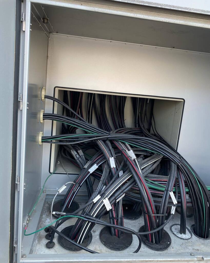 makoto11924's tweet photo. 〜堺現場初日〜
本日のCreateは堺市でソーラーパネルの
取外し作業
無充電を確認して確実に半分まで完了
明日も天気いいし発電注意で頑張ります
#創shin #CreateShin #電気工事
#仕事があることに感謝 https://t.co/o7ksi1UviS