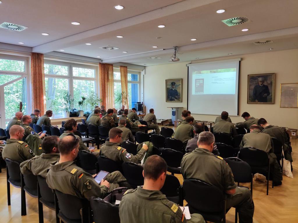 CdrDeuNavalAir's tweet image. Rollout der ersten EKBs - #ElectronicKneeboard - der nextGeneration mit #ForeFlight &amp;amp; #FDproX für den Flugbetrieb in #Nordholz.