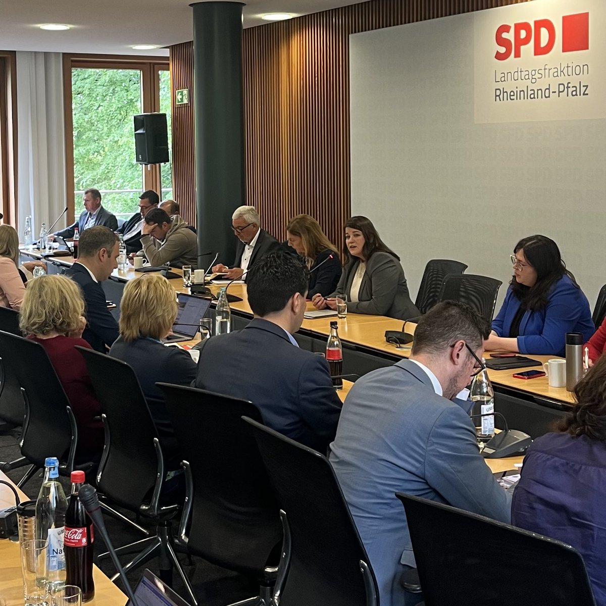 SPDFraktionRLP's tweet photo. Aus der Fraktion wird auch das Problem „betriebsratsfreier Zonen“ thematisiert und was dagegen getan werden kann. Denn der Druck auf Arbeitnehmende ist groß, es braucht starke Unterstützung. Eine solche ist auch die #Transformationsagentur bei Herausforderungen des Wandels. (4/x) https://t.co/OkQAdTlVJc