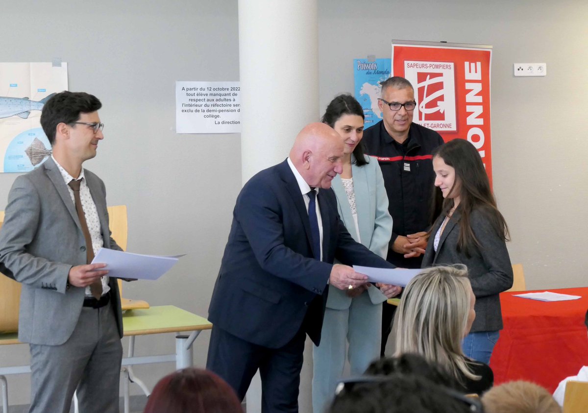 tarnetgaronne82's tweet photo. Hier soir, #MichelWeill, président du @tarnetgaronne82 et du conseil d’administration du @SDIS82, remettait les diplômes📜 aux cadets de la #sécuritécivile au collège Azana à #Montauban.👨‍🚒👧 https://t.co/d6DnH70QLn