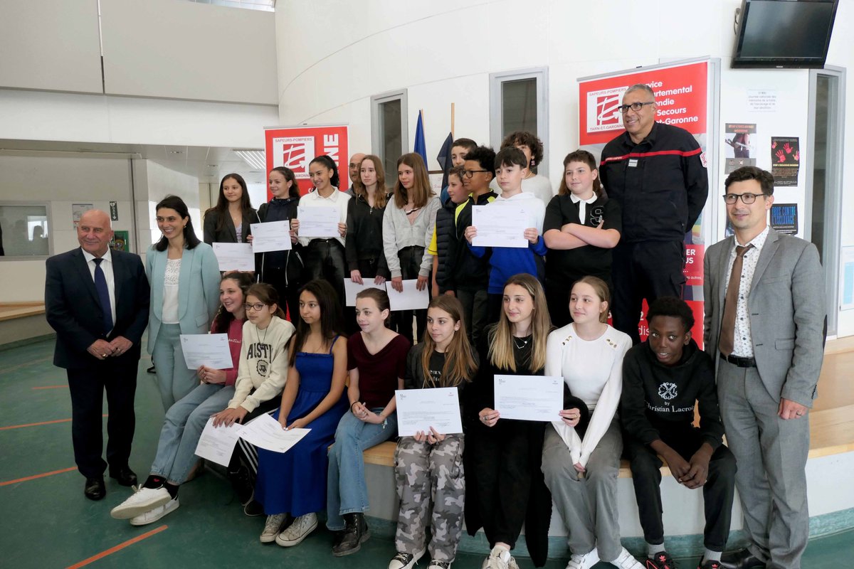 tarnetgaronne82's tweet photo. Hier soir, #MichelWeill, président du @tarnetgaronne82 et du conseil d’administration du @SDIS82, remettait les diplômes📜 aux cadets de la #sécuritécivile au collège Azana à #Montauban.👨‍🚒👧 https://t.co/d6DnH70QLn
