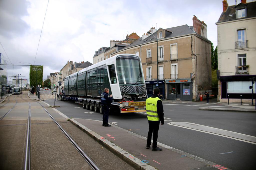nantesfr's tweet photo. #MonNouveauTram est arrivé ! 😍

La première rame de tramway est acheminée vers l'atelier de maintenance, en deux morceaux, pour y être assemblée. Une prouesse mécanique et électrique. 👏 @reseau_tan 

https://t.co/vFGdlE63dB https://t.co/1quNFjq5re