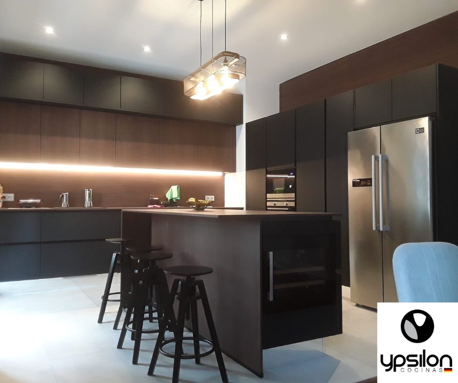 ¡En Ypsilon no solo hacemos cocinas blancas!  #YpsilonCocinas #KitchenDesign #HomeRenovation #InteriorDesign #ColorfulKitchens #ModernKitchens #KitchenInspiration#GranCanaria