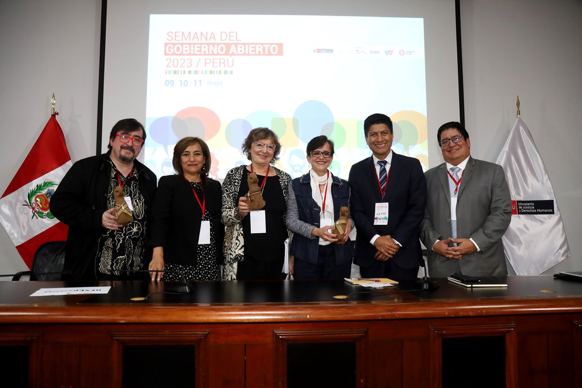 Enhorabuena a <a href="/SGP_PCM/">Secretaría de Gestión Pública - PCM</a> y a <a href="/jcpascoh/">Juan Carlos Pasco</a> por organizar una mesa redonda con tan buenos profesionales y amigos. Tuvo que ser excepcional escuchar juntos a <a href="/EsterKaufman/">Ester Kaufman</a> <a href="/MilaGasco/">Mila Gasco</a> y <a href="/redmatriz/">Álvaro V. Ramírez-Alujas 👾</a>  Ojalá haya vídeo! #OpenGovWeek