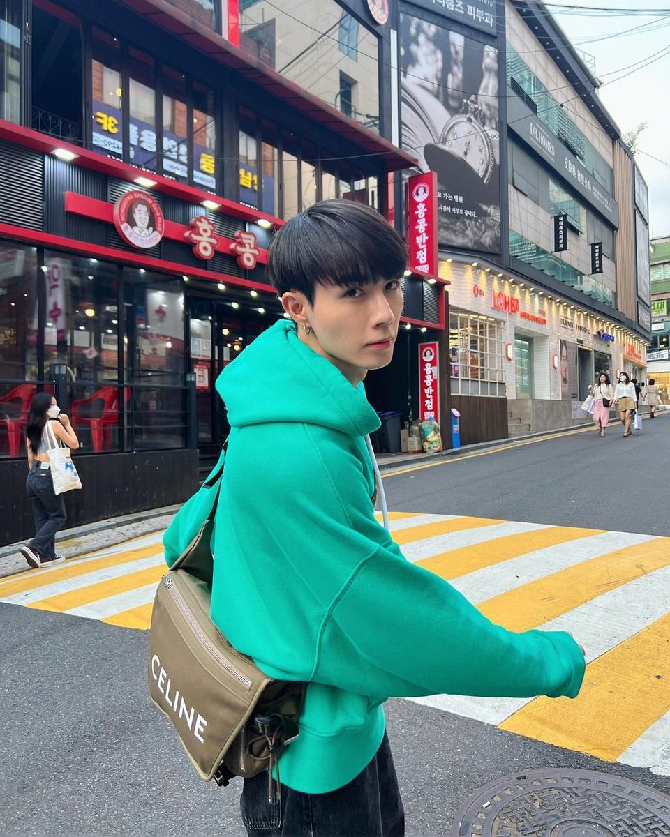 teamsupportzee's tweet photo. พาความหล่อของพี่ซีในชุด​ Palm​ Angels​ ไปเฉิดฉายที่เทรนโลกกันค่ะทุกคน​ 💪🏻

☀︎@zee_pruk  #ZeePruk​ 
#PalmAngelsEMQxZeePruk https://t.co/ejtknyJJ6I
