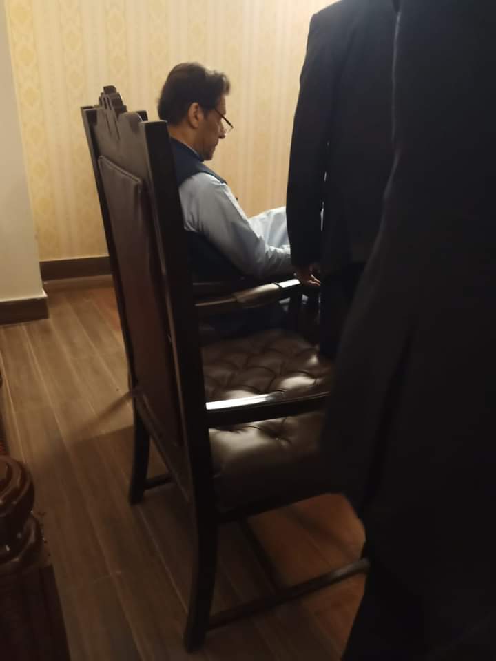 Muhamma66327641's tweet photo. چیئرمین تحریک انصاف عمران خان پر اعتماد انداز میں، نیب کورٹ میں موجود 

#ImranKhanArrest #imrankhan #Naib #PTI https://t.co/YC5m6coI70