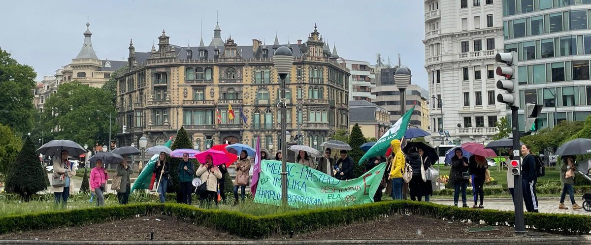 Implikaborrokan's tweet photo. 5️⃣6️⃣ egun #greban

Euritan ere borrokan‼️

5️⃣6️⃣ Días de #huelga
Han despedido a 1️⃣4️⃣9️⃣ personas, 8️⃣7️⃣ en su sede de #bilbao, el 9️⃣0️⃣%  mujeres 🙋🏽‍♀️
@Implika_Formac
@institutoMEDAC 
@MasterDGrupo https://t.co/Grbnsf5YSU