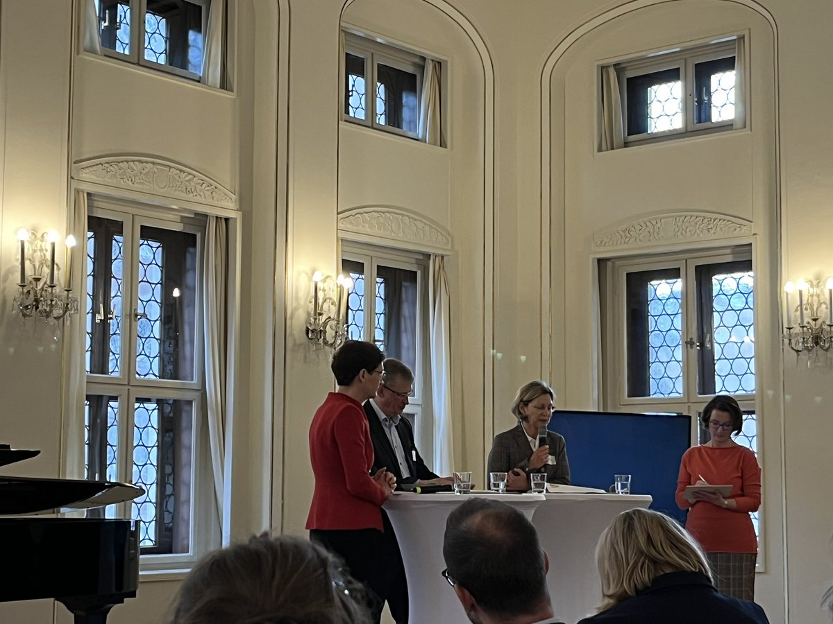 „Wir brauchen mehr konzertierte Aktion in der Wirkungskette-zuerst #fernwärme grün umstellen oder #dämmung von Gebäuden“? #sustainablefinance wird konkret diskutiert. <a href="/BAUMeV/">B.A.U.M. e.V.</a> #finanzforum #Leipzig