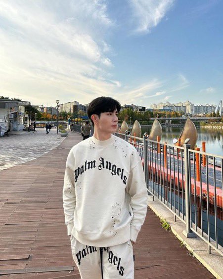 AliceRest68's tweet photo. I was wondering what color outfit you will be wearing today? But no matter what color it is, you still have the same charm on your body, and you are still so handsome.

@zee_pruk
#ZeePruk
#PalmAngelsEMQxZeePruk https://t.co/lGGm7n7295