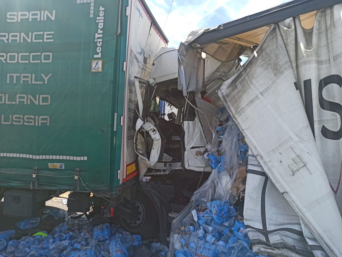 Alvareteee's tweet photo. Ver morir a 30cm de mi, atrapado, a un camionero por estar solamente 2 bomberos. A la media hora llegaron otros dos de otro parque. Recuerdo desde su nombre hasta que le quedaban días para jubilarse. 

Lo más duro es que no tengamos recursos para poder ser más profesionales. https://t.co/nxbar2fAa6