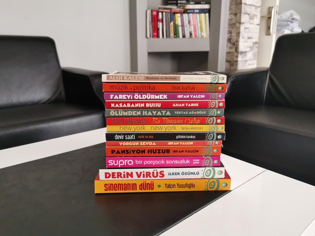 Yeni yayınevim sözleşmeyle birlikte kendi kitaplarından oluşan bir seçki yollamış. Bu incelik beni mutlu etti. Ay sonundaki seyahatimde okumak için birkaçını seçeceğim. <a href="/h2okitap/">h2o kitap</a>
Bu arada, "Veganlar" h2o'dan çıkacak. Eylül'de.