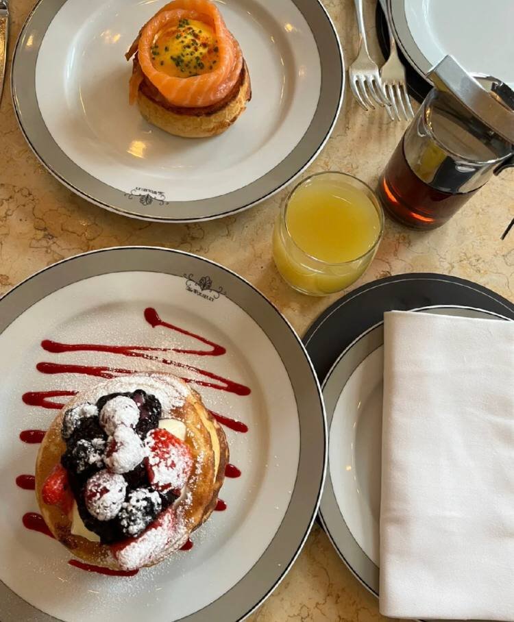 pancake with berries is also delicious, cream has a little yogurt flavor, it's not too greasy, and it goes well with berries!

#London #Breakfast #London Eat, Drink and be merry