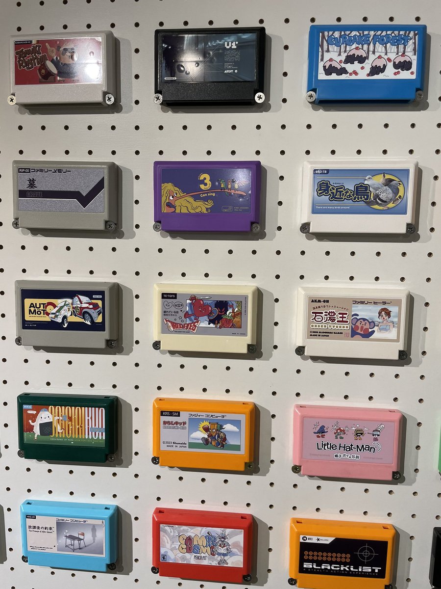 SEXYSYNTHESIZER's tweet photo. 西荻窪Meteor @meteor_club で行われている「わたしのファミカセ展」に行きました。
どれもすごくいい出来で、毎回ニヤニヤしながら見入ってしまいます。今月中まで行われていますので是非!
#meteor #ファミカセ展 #ファミ詣 #fm2d https://t.co/fDfYOGOnmR