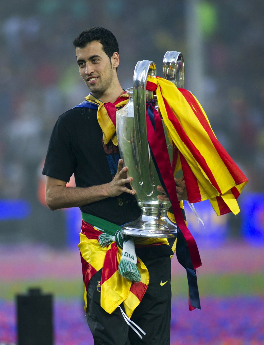 BarcaFRNews's tweet photo. Arrivé à La Masia en 2005, aujourd’hui Sergio Busquets Burgos, après 718 matchs, met un terme a son immense carrière au FC Barcelone…

Il aura formé l’un des trios les plus historiques de notre sport et aura fait partie de la meilleure équipe de l’histoire, la Pep Team.

Il aura surpassé les stéréotypes du numéro 6 avec un physique atypique et une intelligence de jeu hors du commun. Les dernières saisons ont été difficiles mais on ne retiendra que le positif de la grande trace qu’il va laisser.

x8 🏆 Liga
x3 🏆 Champions League
x7 🏆 Copa del Rey
x3 🏆 Supercoupe d’Europe
x7 🏆 Supercoupe d’Espagne
x3 🏆 Coupe du monde des Clubs

Il fera partie de la longue et prestigieuse liste des légendes d’un immense Club que nous n’oublierons jamais. Une grande page se tourne.

Merci pour tout capitaine. A jamais l’un des nôtres. ETERNO @5sergiob 💙❤️

#5ergioUnic #GraciasBusi