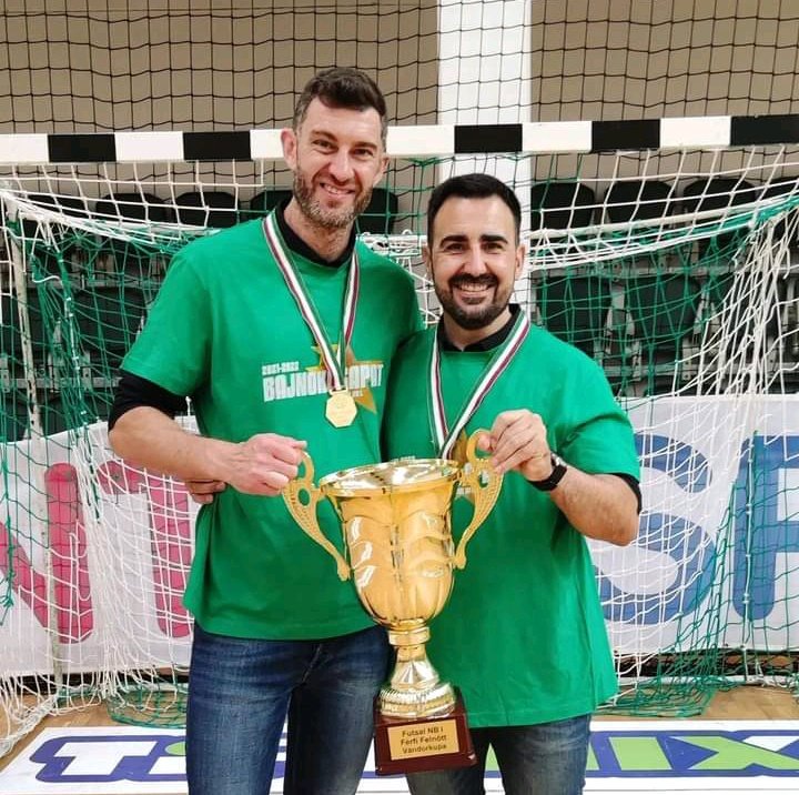 entorno5x5's tweet photo. 🏆 Copa de Hungría 🇭🇺
🗞️ El entrenador #JuanraCalvo 🇪🇦 y el 2º entrenador @Davidmmf 🇪🇦 se han proclamado CAMPEONES 🥇 de la copa húngara 🏆🇭🇺 con su equipo, el #HaladasVSE 💚. ¡Enhorabuena cracks! 👏🏻
#Hungría #Hungria #España #Espana #Futsal #5x5 https://t.co/0ymUJFcmGP