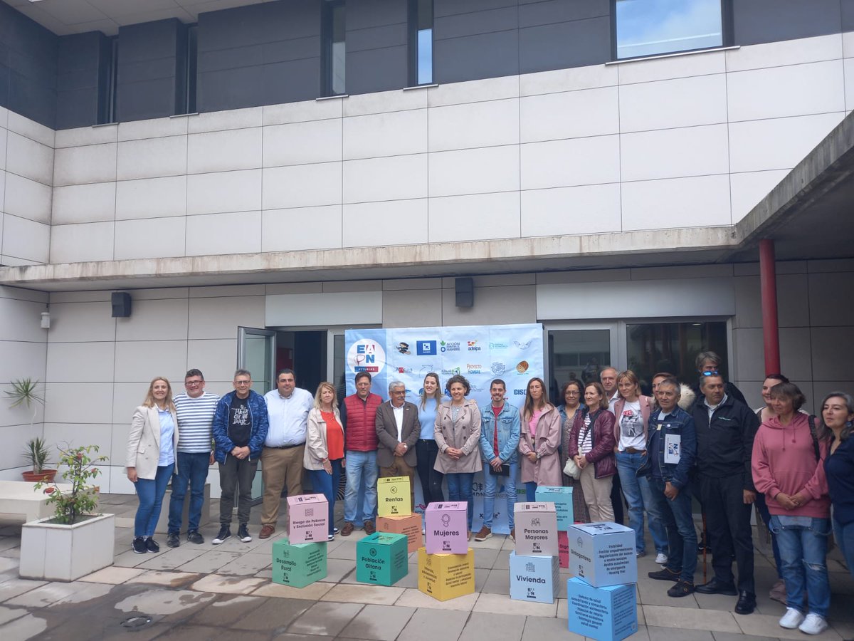 ADEIPA's tweet photo. Hoy participamos en el #BusSocial de @EapnAs Durante el trayecto y las diferentes paradas se presenta el Manifiesto Electoral de EAPN, que recoge 111 propuestas para la inclusión social en Asturias. Ahora en parada de Gijón hablando de vivienda y sinhogarismo @lorenzogijon https://t.co/0sw8txjj3U