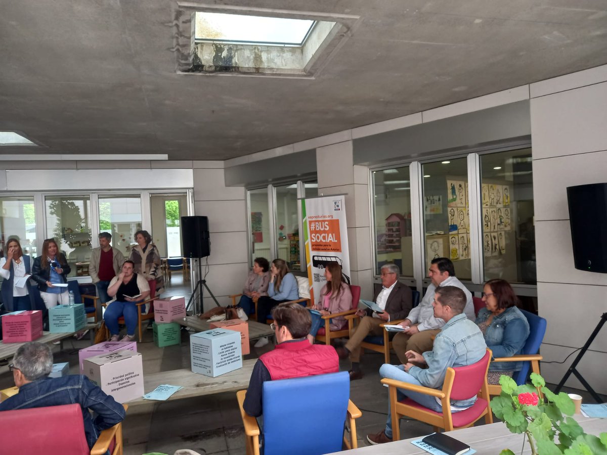 ADEIPA's tweet photo. Hoy participamos en el #BusSocial de @EapnAs Durante el trayecto y las diferentes paradas se presenta el Manifiesto Electoral de EAPN, que recoge 111 propuestas para la inclusión social en Asturias. Ahora en parada de Gijón hablando de vivienda y sinhogarismo @lorenzogijon https://t.co/0sw8txjj3U