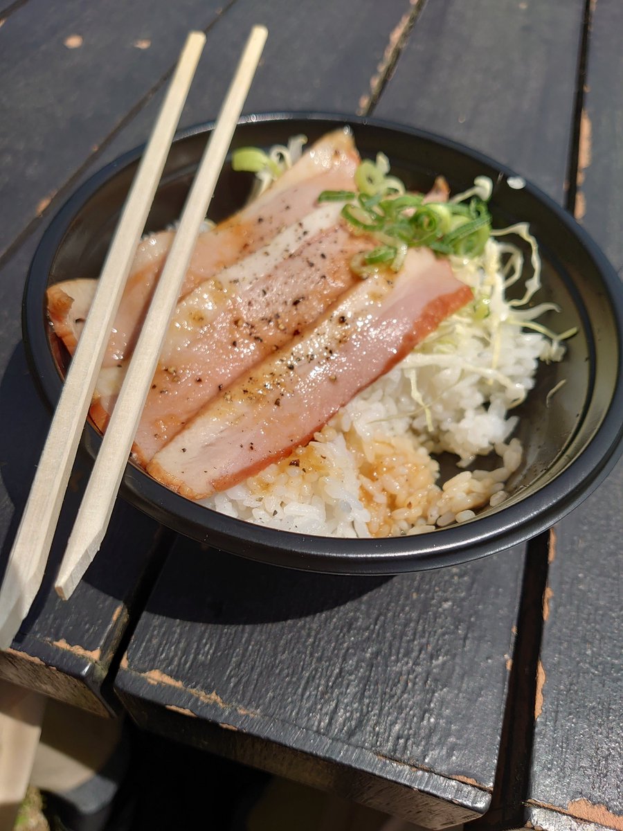 _nagimo's tweet photo. 鴨丼美味しいことに気づきました。
#ごはん 
#昼ごはん https://t.co/RDrMIF3XC1