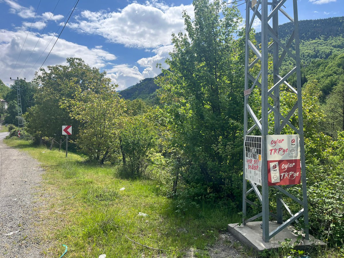 semrayvz84's tweet photo. Artvin’in ilçelerini, köylerini, sokaklarını afişlerimizle süsledik Artvin halkı eşit bir ülkeyi hak ediyor oylar TKP ye✊
#TKPGelirHerŞeyDeğişir 
@tkpninsesi 
#OylarTKPye 
@Resulduran_08 https://t.co/p8fF2KxSvA