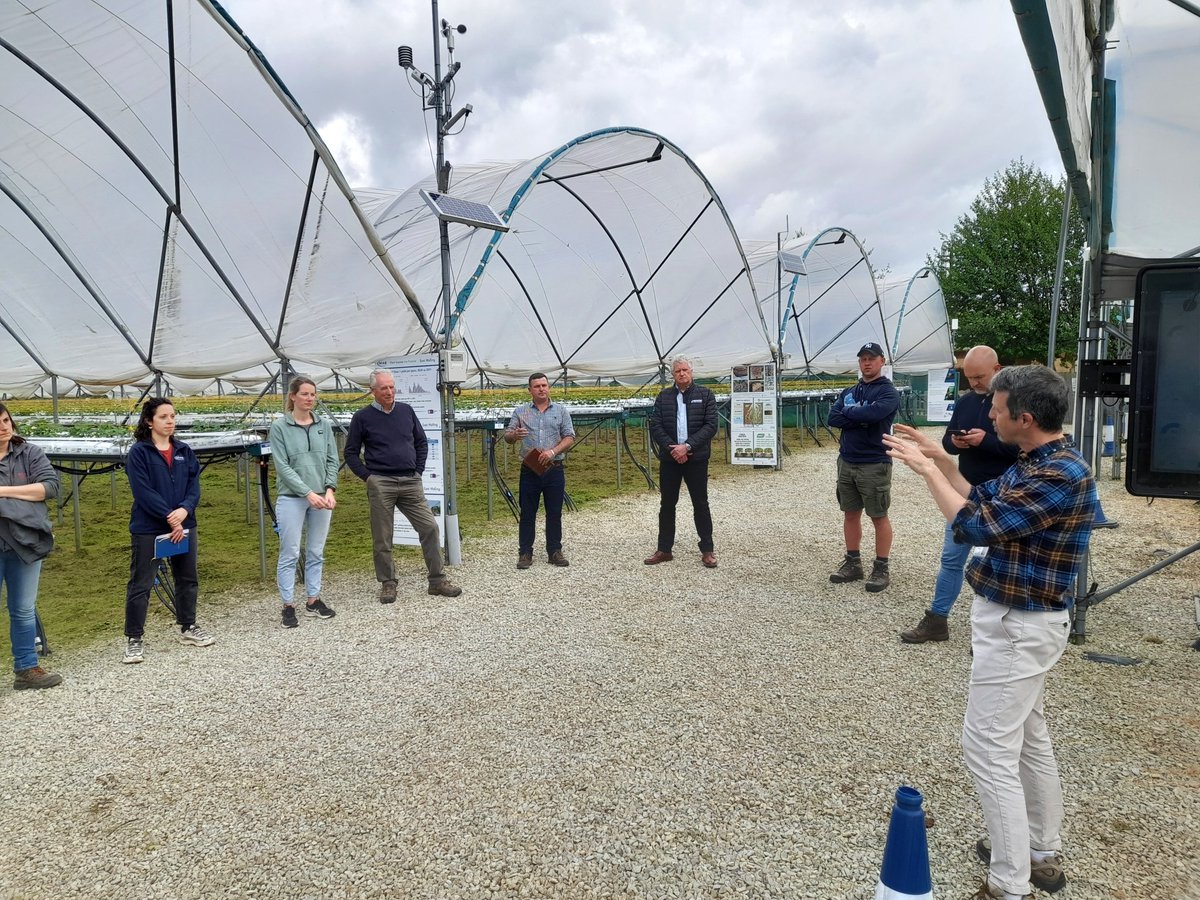 niabgroup's tweet photo. 📸At NIAB's Wet Centre Open Day, #NIAB's Mark Else outlined what the industry has learnt and adopted from work there. Before Graeme Francis explained how @NetafimUk demonstrates its irrigation technology.

How research at the Wet Centre helps growers ➡️ https://t.co/r5YITLxaHa https://t.co/nY1f5RmR8v