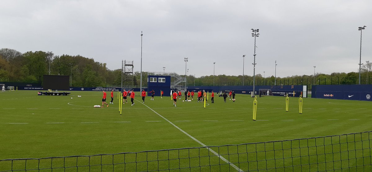 aus_LE1's tweet image. Ansonsten wohl volle Kapelle mit 18 Feldspielern inkl. Schlager.
#RBTraining