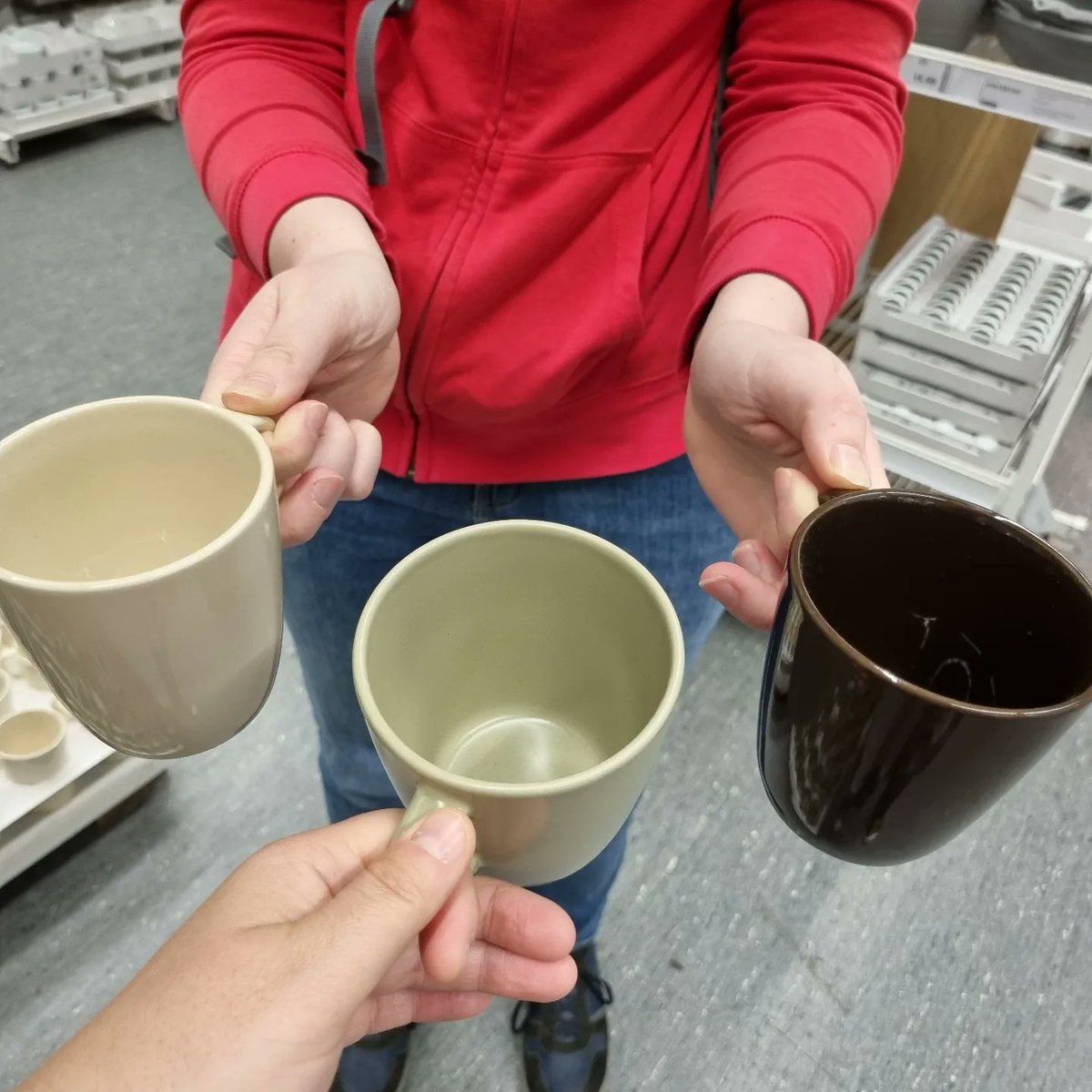 stabi_ge's tweet photo. Neue Becher für die Stadtteilbibliothek Horst und kleine Leckereien für uns. 
Unser großer Dank geht an die "Freunde der Stadtbibliothek", die diesen Becher Einkauf möglich machen.
#Bibliothek #IKEA #Becher https://t.co/Jqukb48S6j
