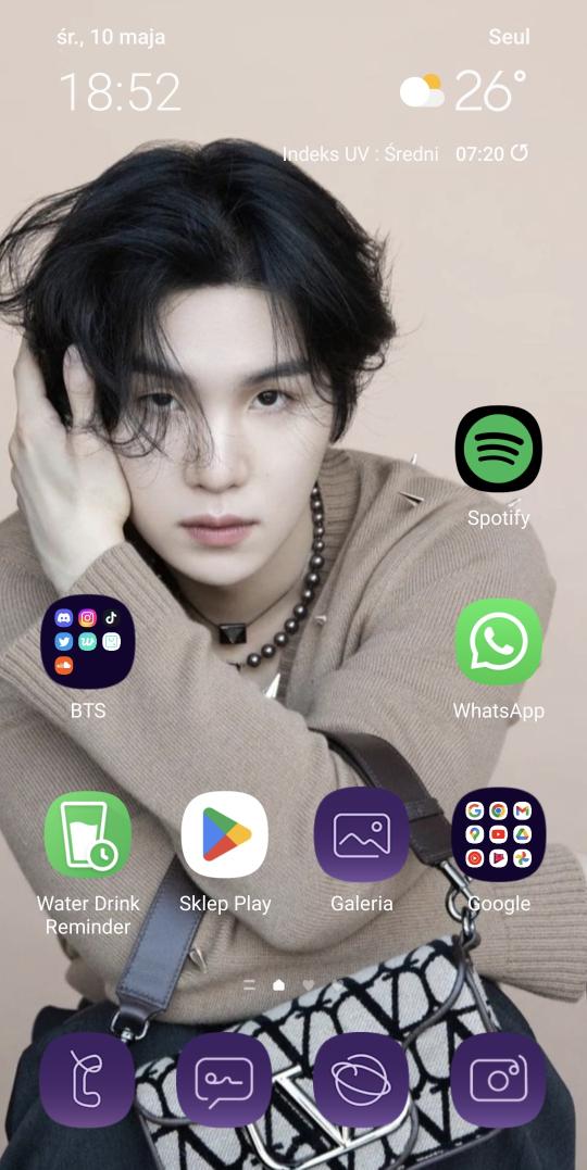 dzieckoziemi's tweet photo. Some ppl be embarrassed cuz of their phone screen?
Couldn't be me. ๐โ๏ธ๐ฅข
#AgustD #SUGA #Yoongi
#streamD_Day https://t.co/apbGkWxOFh