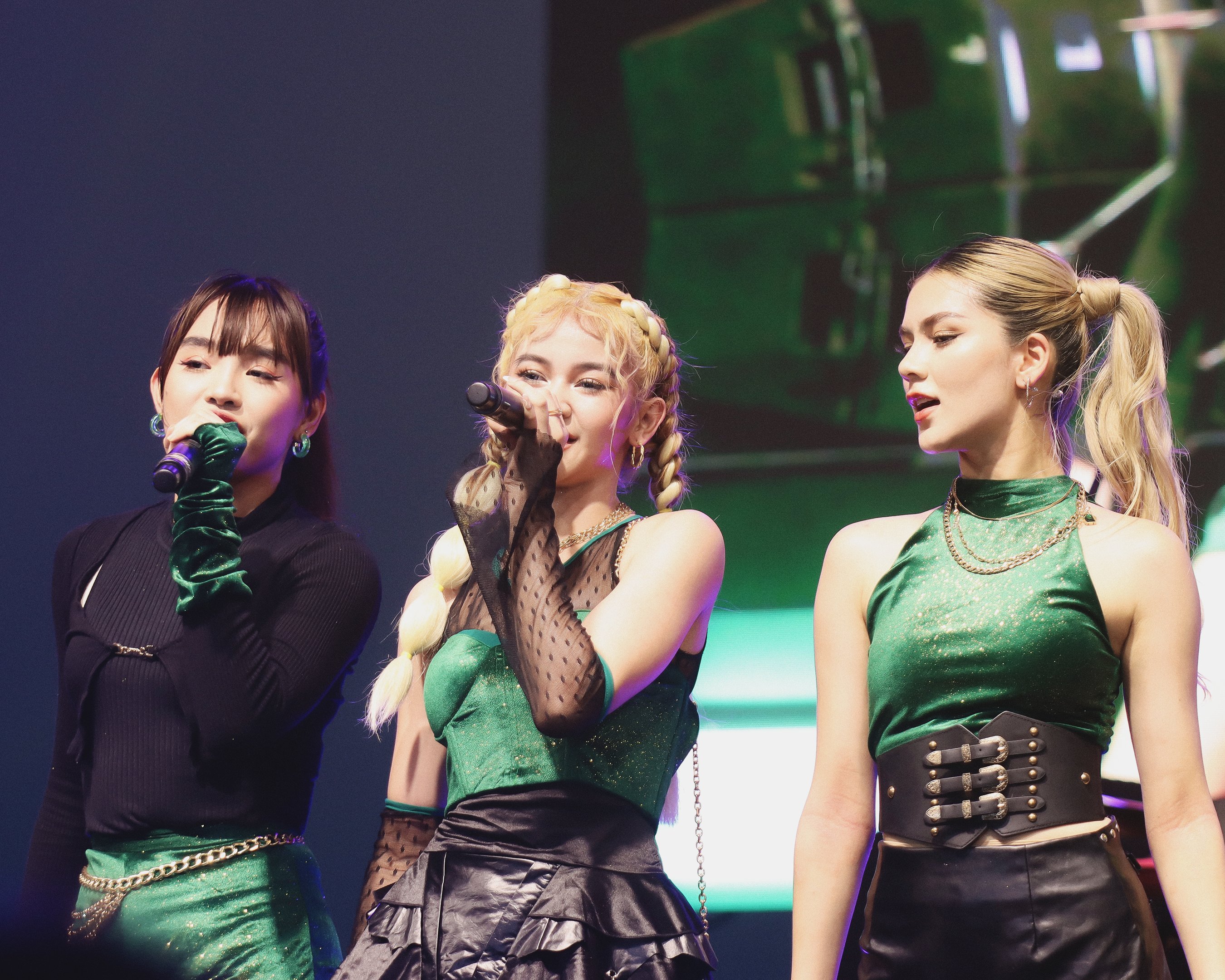 FvwhBDEakAAJ3M2?format=jpg&name=4096x4096