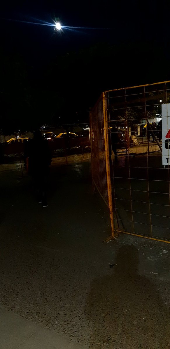 JdeM's tweet photo. Encerrados por un mismo desprecio. #terminalRetiro es concesión nacional y veredas mitad municipales y mitad nacionales. Clausuraron galería segura por oscuro recorrido. Ahora, gatera para renovar veredas nuevas
@horaciorlarreta @alferdez https://t.co/hJ3i9niLLe