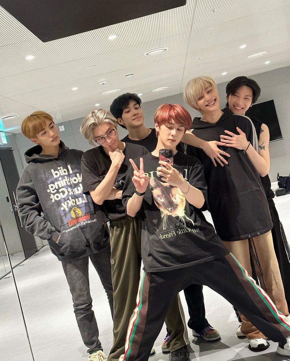 พูดในฐานะคนที่ติ่งยูนิตนี้​
คือตอนนี้คนที่น่าห่วงสุดคือคนที่ยังอยู่ไม่ใช่คนที่ออก
ทุกอย่างตอนนี้มันเริ่มนับ​ 1ใหม่​ หมด​เลย​ ฟคหล่นหายจากเหตุการครั้งนี้ไปเยอะมาก​ ศลปเสียความมั่นใจจนยากที่จะกลับมาเป็นเหมือนเดิมได้แล้ว.​ -​มีต่อ