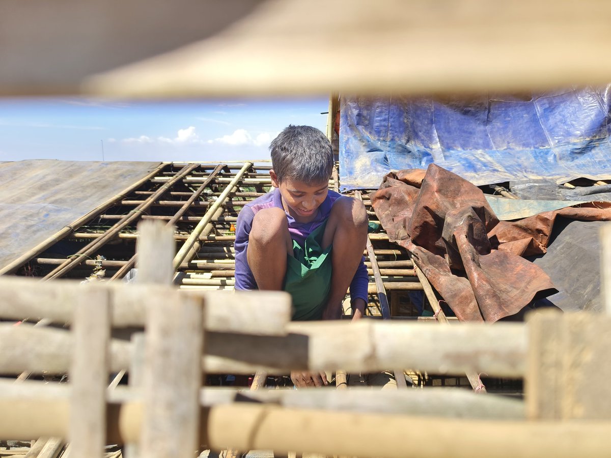 arfat08482582's tweet photo. The Rohingya people is busy with their shelters around cox's Bazar Bangladesh Rohingya refugee camps.
#rohingyatographer #ducomentaryphotography #evening #viewschallenge #rohingyarefugeecamp #photographyeveryday #rohingyalivesmatter #rohingyafuture #photoshop #sunsetphotography https://t.co/LIX0iKmHMh