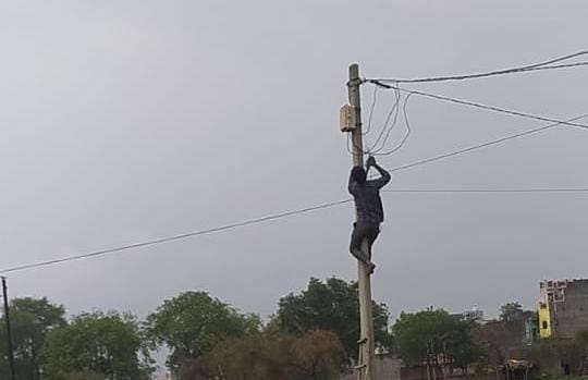 <a href="/UPPCLLKO/">UPPCL</a> के
लाईनमैन ही करवा रहे बिजली की चोरी!🤔
#GoodGovernance 
#Gautambudhnagar के धूम गांव में RS Public School के पास खम्बे पर केबल में कट मारकर घर विशेष में #बिजली की चोरी करवा रहे है। JEसाहब को भी सूचना दी,मगर कोई कार्यवाही नहीं👌
<a href="/pvvnlgbnagar/">PVVNL Gautam Budh Nagar</a>
<a href="/1912PVVNL/">Pashchimanchal Vidyut Vitran Nigam L.td(1912)</a> 
#UttarPradesh