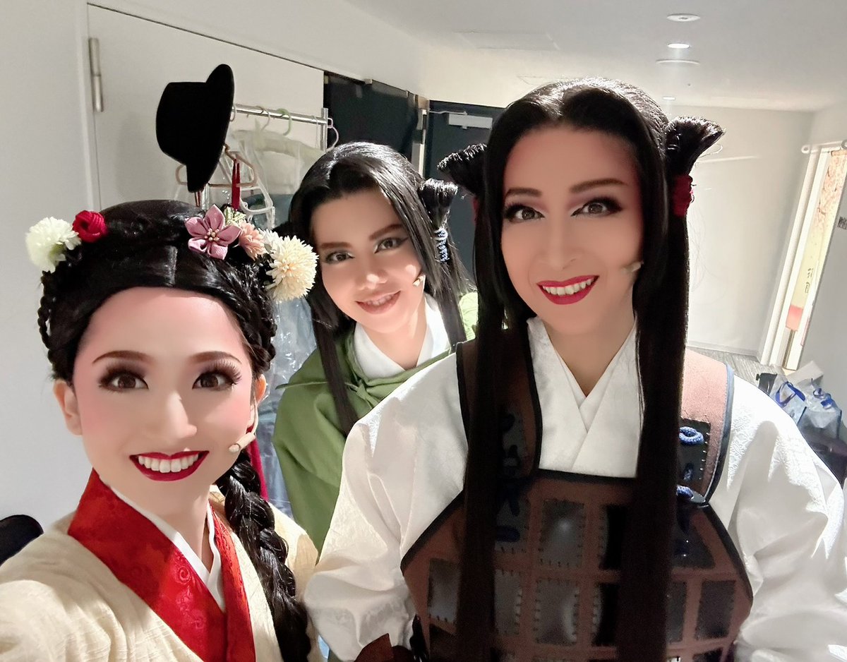 HirokaTsubaki's tweet photo. 本番まであと3日💎

開演前に采女(うねめ)ちゃんの小雪ちゃん（紫乃小雪）、竹田皇子(たけだのみこ)のようちゃん（鷺世燿）と😃📸

📅 5/13(土) 12:00開演 / 18:00開演
#日輪のゆくえ #聖徳太子
#泉佐野オチアリーナ

#アレキサンドライト
#構成演出 #岡部優妙
#宝塚OG公演 https://t.co/3259mAMdh7