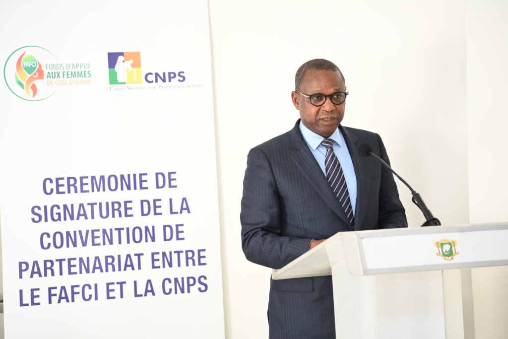 MeAdamaKamara's tweet photo. Avec @dominiqueouat, nous avons célébré une étape historique dans notre engagement en faveur de la protection sociale. La signature de la convention entre la #CNPS & le #FAFCI marque une avancée majeure pour les femmes qui exercent dans l'économie informelle avec l'accès au #RSTI https://t.co/EluGYw5MaR