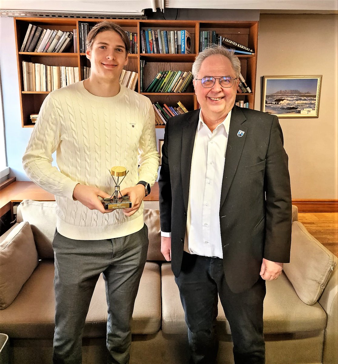 Pelaajayhdistys kävi palkitsemassa parhaan #Mestis-pelaajan Mikko Pertun! 👊

💬 "Henkilökohtaisesti arvostan tätä palkintoa kaikista eniten. Kanssapelaajat ymmärtävät pelistä ja pelaajista paljon, joten on todella hienoa, että he ovat nähneet asian näin."

#SJRY #Liiga