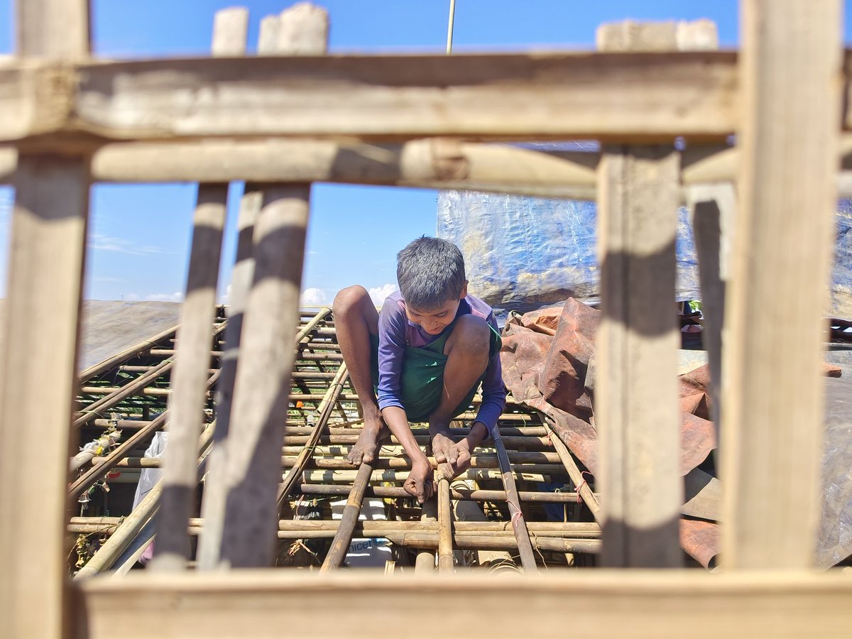 arfat08482582's tweet photo. The Rohingya people is busy with their shelters around cox's Bazar Bangladesh Rohingya refugee camps.
#rohingyatographer #ducomentaryphotography #evening #viewschallenge #rohingyarefugeecamp #photographyeveryday #rohingyalivesmatter #rohingyafuture #photoshop #sunsetphotography https://t.co/LIX0iKmHMh