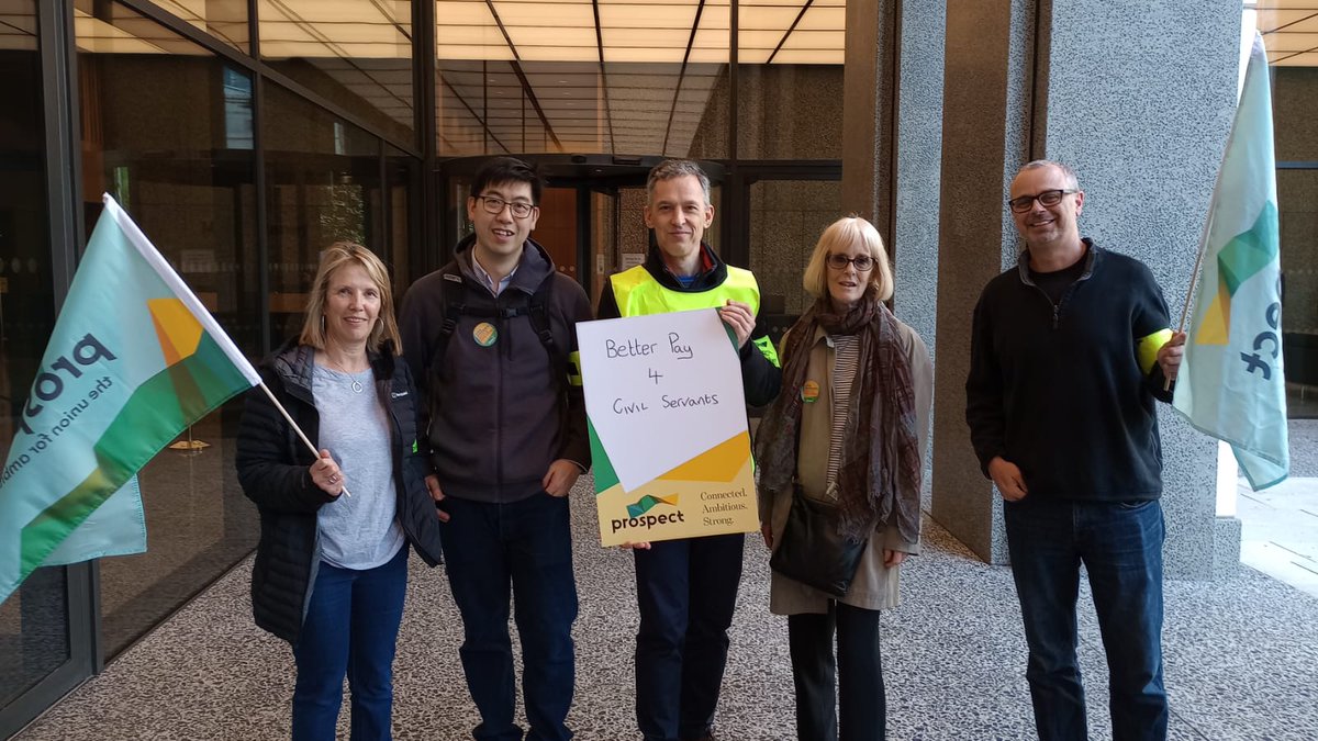 Great to see our Senior DGS <a href="/FernsSue/">Sue Ferns</a> on our <a href="/railregulation/">ORR - railways</a> picket line at Canary Wharf this morning  #ProspectStrike