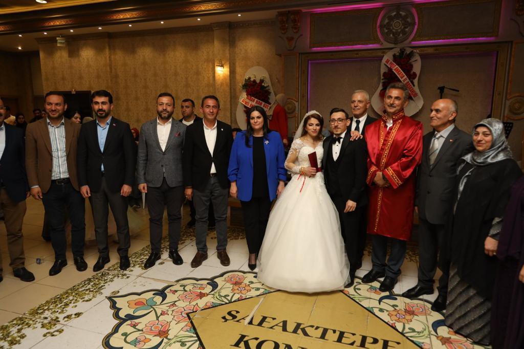 jsarieroglu's tweet photo. Genel Merkezimizde çalışma arkadaşım Ahmet ve Seminay kardeşimizin düğün merasimine katıldık. Mutlulukları daim olsun, yüzleri hep gülsün. Özmen ve Doğan ailelerine hayırlı olmasını temenni ediyorum. https://t.co/5Of5EOjJLt