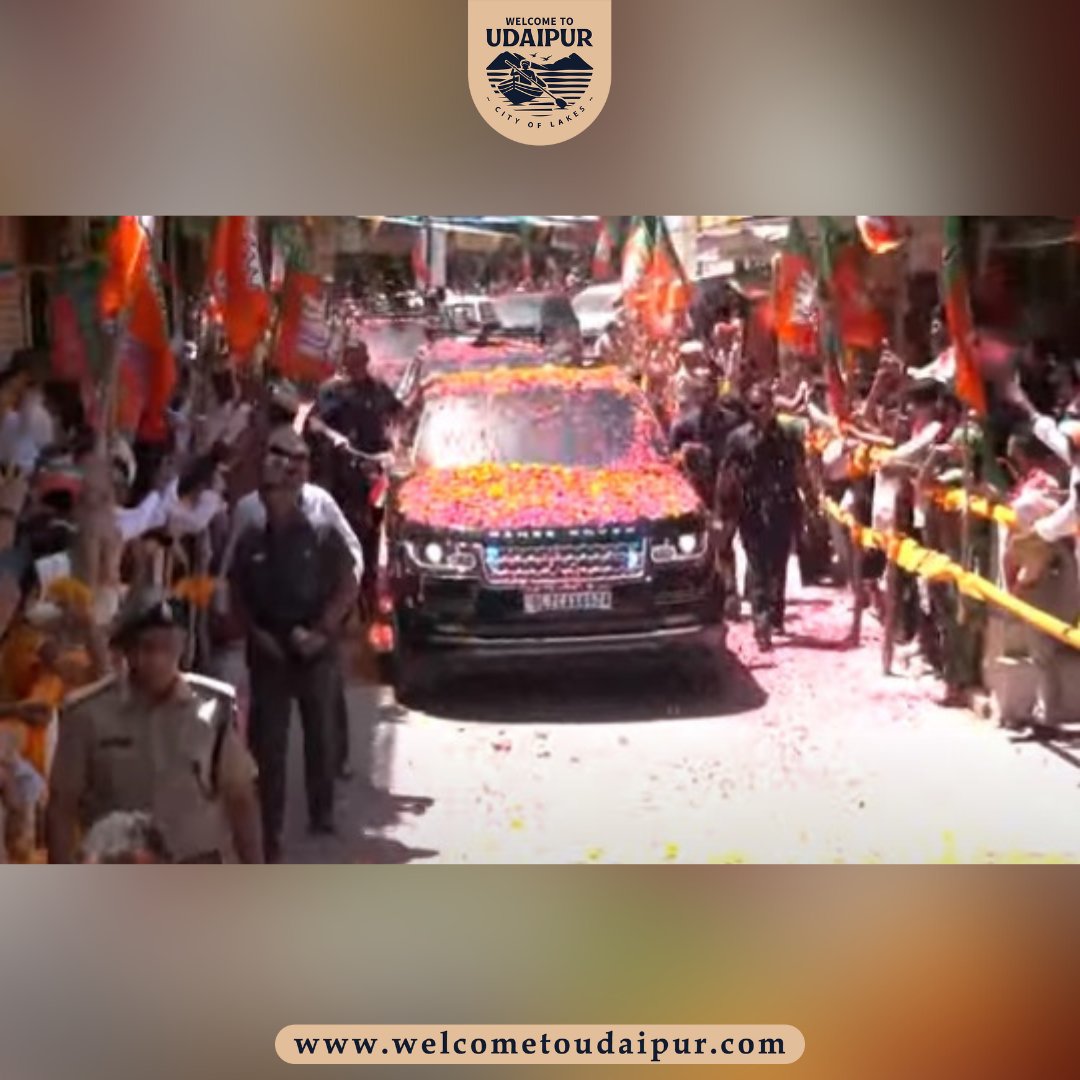 welcome2udaipur's tweet photo. पीएम मोदी पहुंचे नाथद्वारा 
मंदिर में किया प्रवेश 
मंदिर मार्ग में दोनों ओर खड़ा जनसैलाब 
दोनों ओर से पुष्पवर्षा से हुआ स्वागत
#udaipur #welcome2udaipur #welcometoudaipur #udaipurupdates #udaipurdiaries #udaipurnews #PMNarendraModi #nathdwara https://t.co/In3iXR88Bz