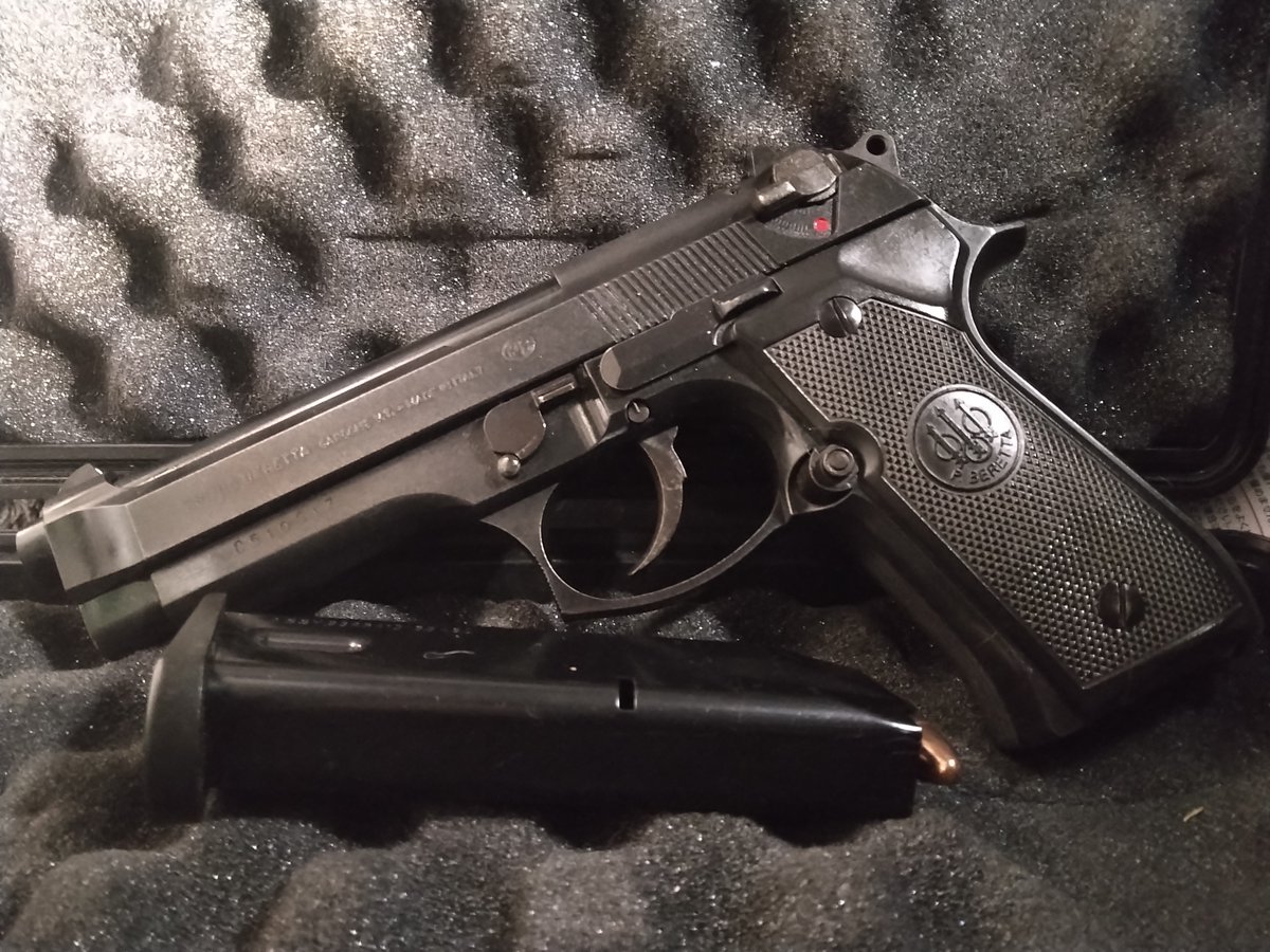 mkb42hmkb42w's tweet photo. 金属モデルに限りなく近づけようとした92です
MGC　BERETTA92F　SRHですね！
鉄？が混ぜられているHW樹脂のモデルです
ずっしりと重い、磁石が反応する等…面白い物なのですが…触ったり叩いた感じは樹脂そのものです。
試したく無いのですが脆いとか…
鑑賞用ですね！
＃MGC　＃92F　#モデルガン https://t.co/6u1YE6hxRV