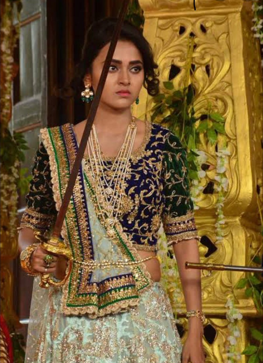 VinayRaghu02's tweet photo. She never cared for the crown, she preferred a sword
@itsmetejasswi #TejasswiPrakash #TejaTroops #RLHN #Diya https://t.co/MJHtVLSano