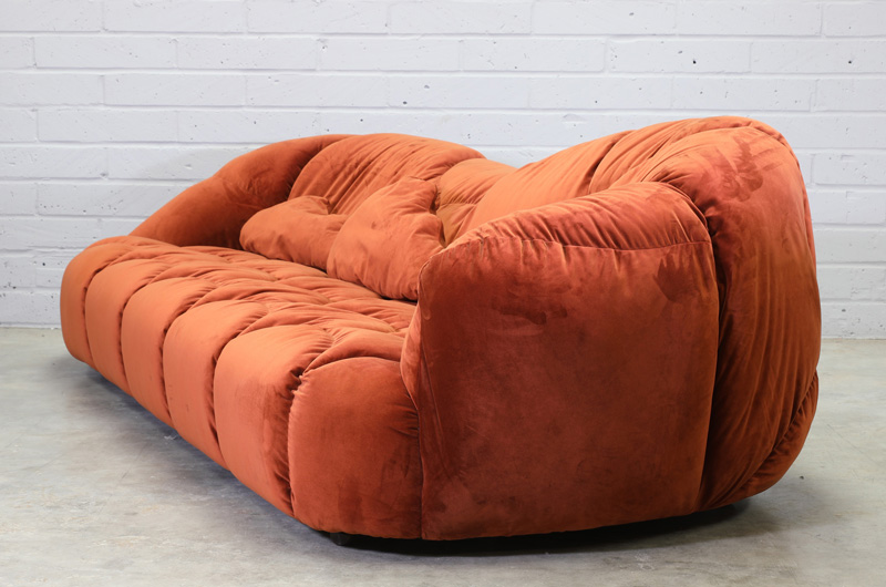 film_furniture's tweet photo. ad. You know we're big fans of vintage #HowardKeith sofas? Well, a handsome rare 1970s HK #Cloudsofa 3piece is up for auction in the Design sale at @swordersfineart on 16/17 May
Designed by HK Furniture, the set has been re-covered in cinnamon-red velvet 
https://t.co/Ejf07GMOtl https://t.co/AUW7nachhO