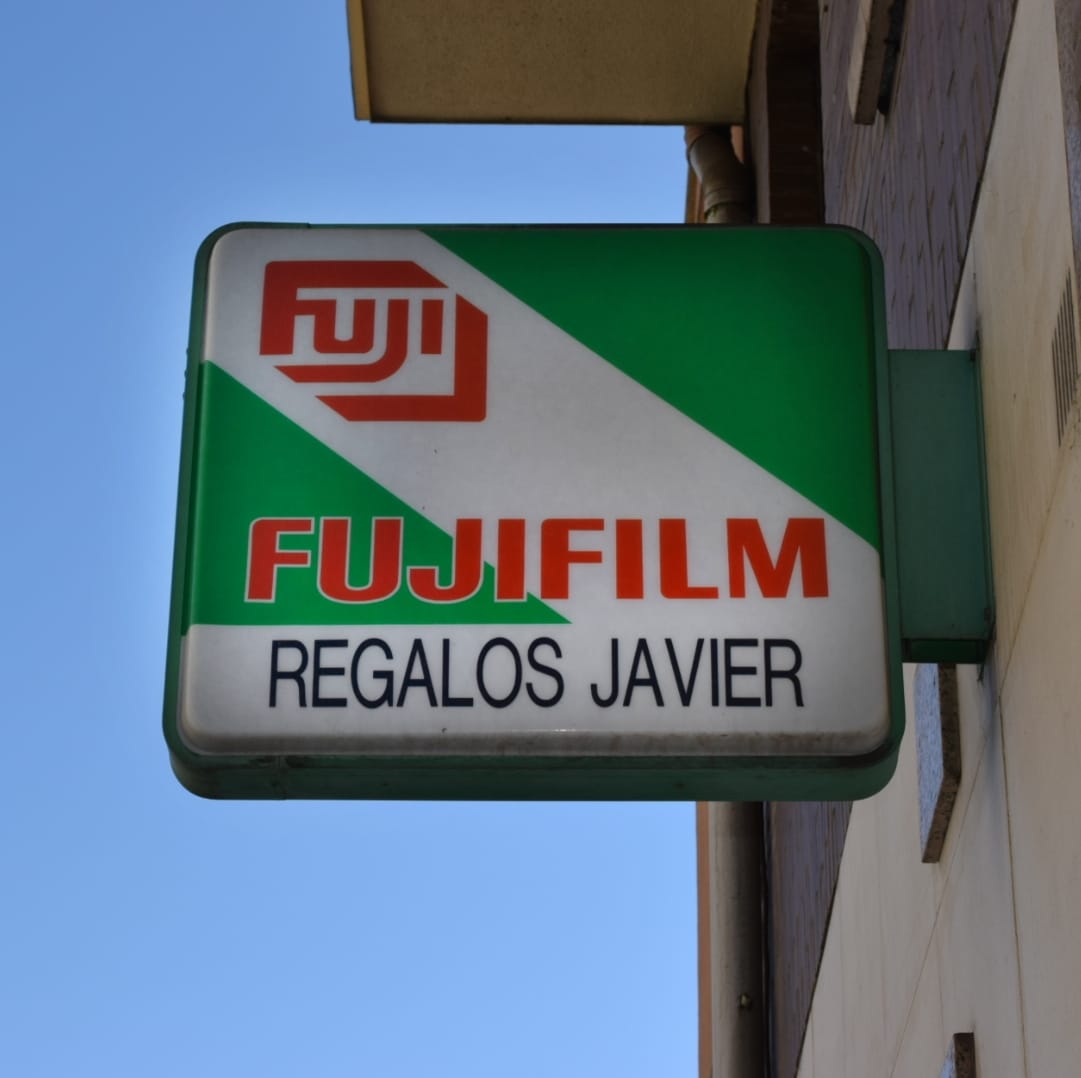 Regalos Javier // Calle Granados, 20 // León
Toda la historia, en instagram 👇🏻📸
instagram.com/ele.mayuscula.…

Fotos: <a href="/ordasjavier/">Javier Ordás</a>

<a href="/patrimografico/">Red Ibérica en Defensa del Patrimonio Gráfico</a> #patrimoniografico #leonesp #tipografía #rótulos #rotulandia #signs #typography