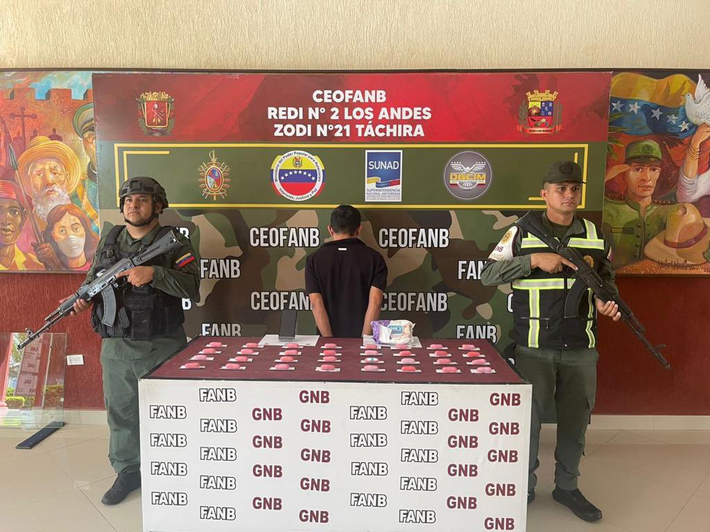 #FANB en lucha contra el narcotráfico, en el PAC Peracal del Edo. Táchira aprehenden a otro incauto con 32 envoltorios de cocaína, ocultos entre sus partes íntimas, con un peso de 0,880 Kg. Se trasladaba como pasajero en un vehículo de transporte público. Procedimiento A/O M.P.
