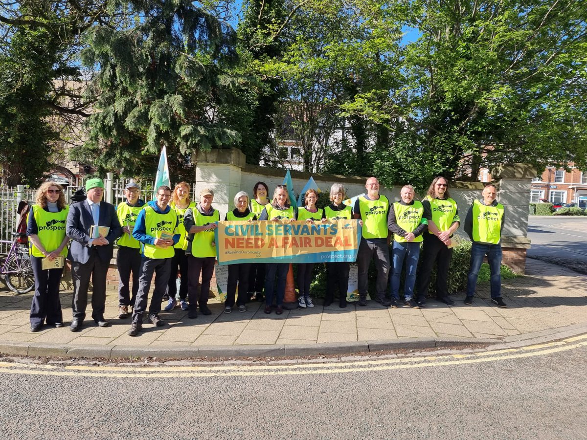 Well supported picket line in York with members from DEFRA, ORR, Environment Agency and HSE sharing a common goal #ProspectStrike