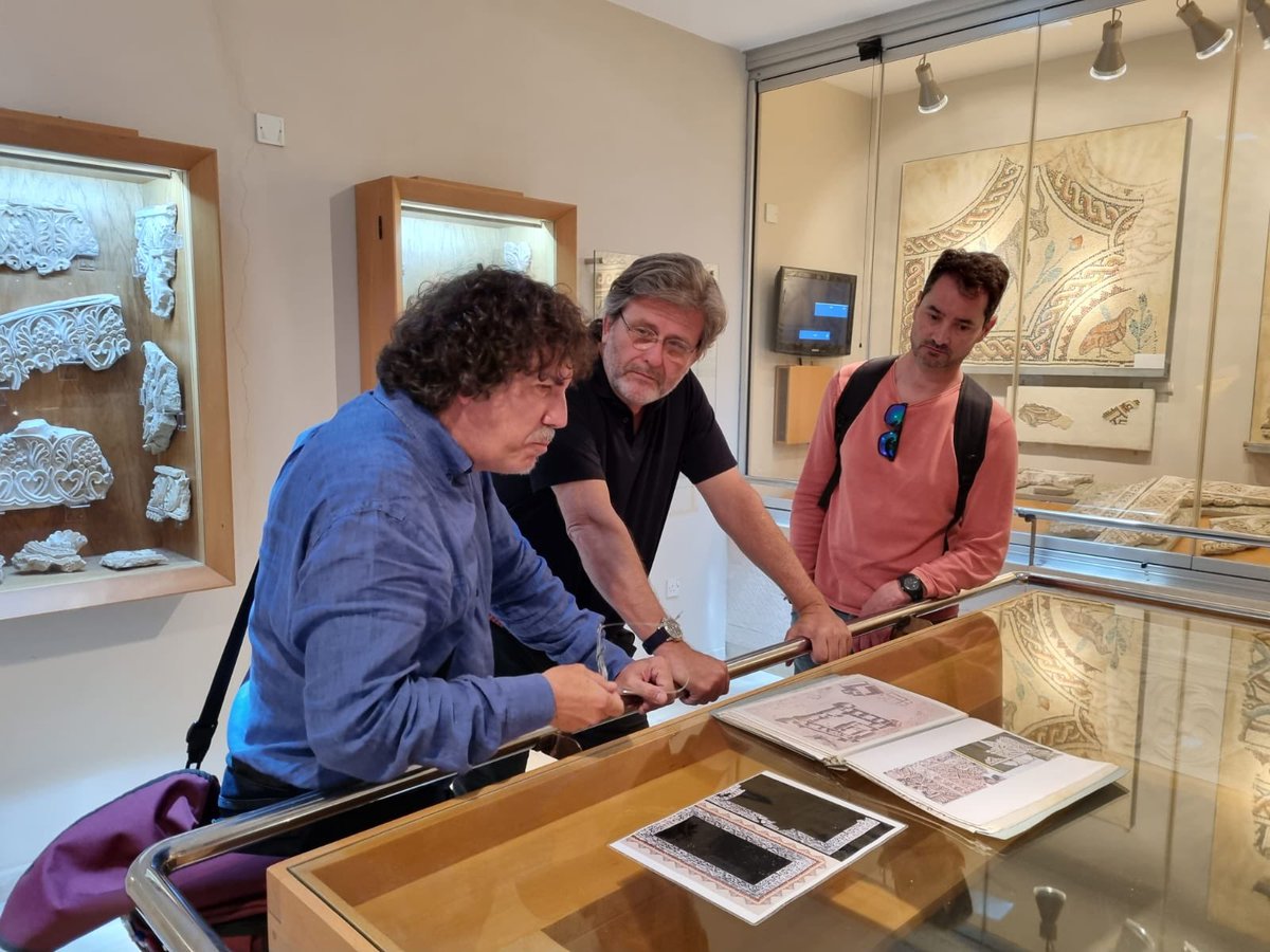 🟠 El Embajador🇪🇸 #MiguelDeLucas visita junto con el arquitecto y arqueólogo español #IgnacioArce el museo de #Hallabat. Gran oportunidad para descubrir el rico patrimonio 🇯🇴jordano que España ayuda a recuperar.