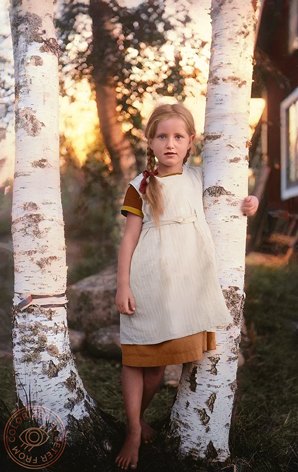 Flicka mellan två björkar i Nora, ca 1920. Tyvärr är fotografen okänd men bilden skänktes till Örebro stadsarkiv av en Göran Bergman.
Kolorerad av mig. RT:a gärna så att fler får ta del av vår vardagshistoria. 🇸🇪❤️
#FromColoring