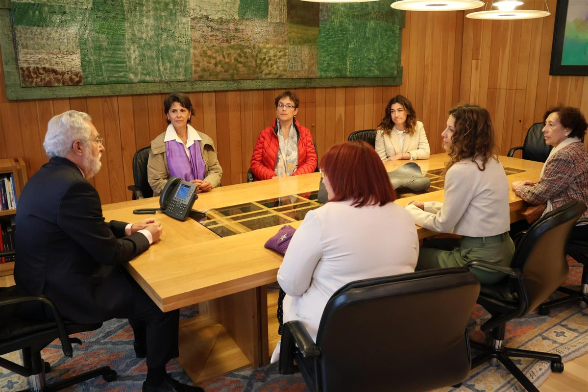 LupusGalicia's tweet photo. Nuestras socias con el presidente del @Par_Gal, Miguel Ángel Santalices, representando a @Felupus para leer la Declaración Institucional del día Mundial del Lupus.

Muchas gracias por dar visibilidad a esta condición! 

#NoDejesQueElLupusGane @AstraZenecaES https://t.co/zQrcNZQfTT