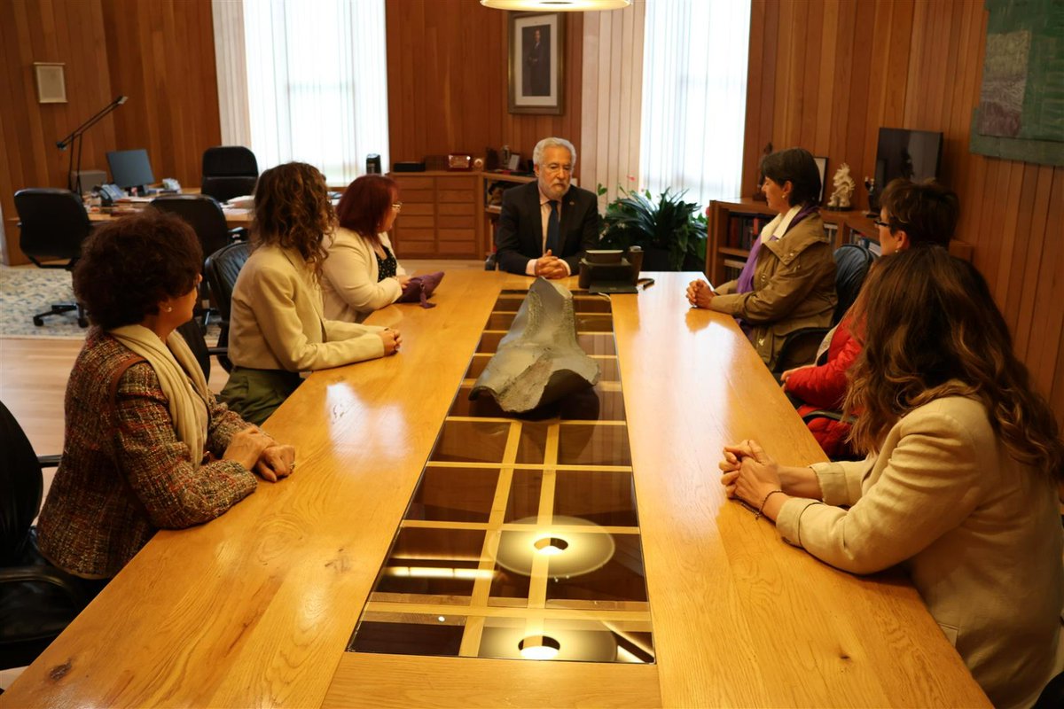 LupusGalicia's tweet photo. Nuestras socias con el presidente del @Par_Gal, Miguel Ángel Santalices, representando a @Felupus para leer la Declaración Institucional del día Mundial del Lupus.

Muchas gracias por dar visibilidad a esta condición! 

#NoDejesQueElLupusGane @AstraZenecaES https://t.co/zQrcNZQfTT
